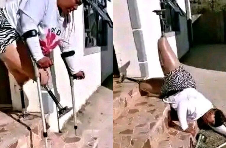 😢💔 Heartbreaking Moment: Woman on Crutches Suffers Painful Fall While Trying to Navigate Steps
